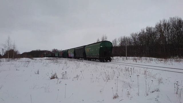 Маневровый тепловоз ЧМЭ3-2009 с грузовым поездом смотреть онлайн