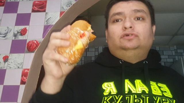 Обед хот-дог из ларька с сыром сосисками и морковкой