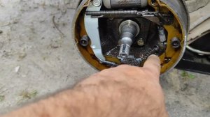 трет заднее колесо, чиргыкает колесо, постоянно трет заднее колесо на заднем тормозном барабане