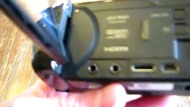 Canon Vixia HF R400 How to: Use An External Microphone смотреть онлайн