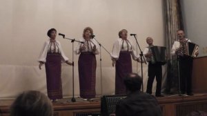 На вулицi музиченька грае