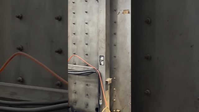 Производство LVT плитки Loose Lay. На видео все этапы от прессовки до нарезки с фабрики. смотреть онлайн