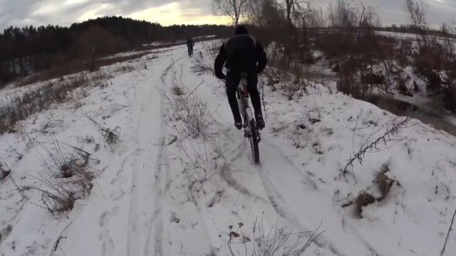 Особенности зимнего катания или Кто изобрел зиму, тот изобрел и велосипед))) смотреть онлайн