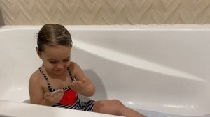 Маленькая девочка Лесана моет волосы без слез