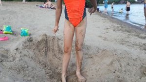 Ура! Лето, жара! Открыт пляжный сезон! Дети купаются в речке!