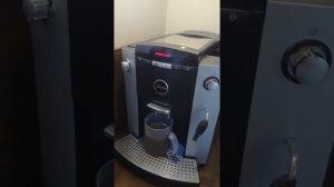 Чистка кофемашины Jura таблеткой от кофейных жиров