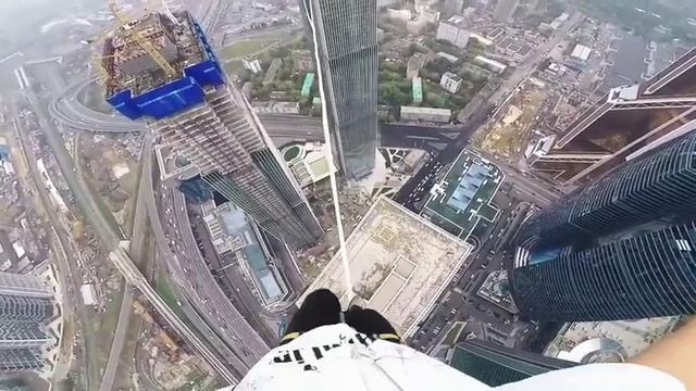 Блогер прогулялся по канату на 354-метровой высоте в "Москве-Сити" смотреть онлайн