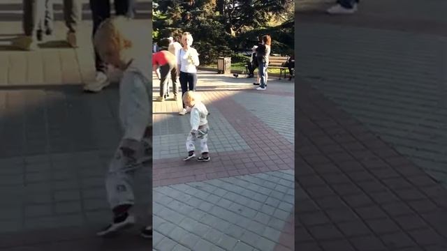 Кира в Севастополе танцует Морячку смотреть онлайн
