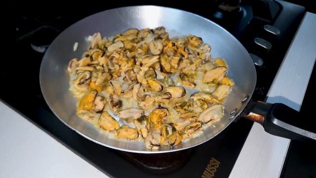 Мидии с грибами в сливочном соусе (Mussels with mushrooms in a creamy sauce) смотреть онлайн