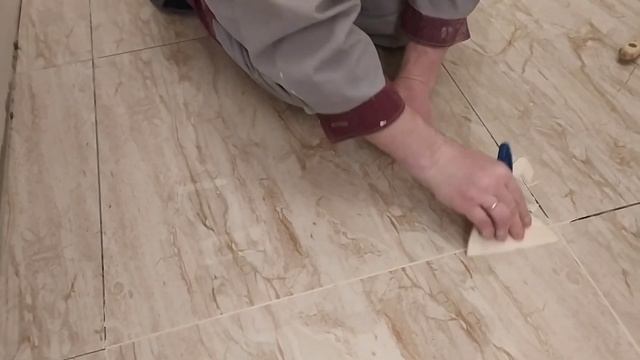 Затирка швов плитки на полу своими руками в коридоре - снято на видео смотреть онлайн