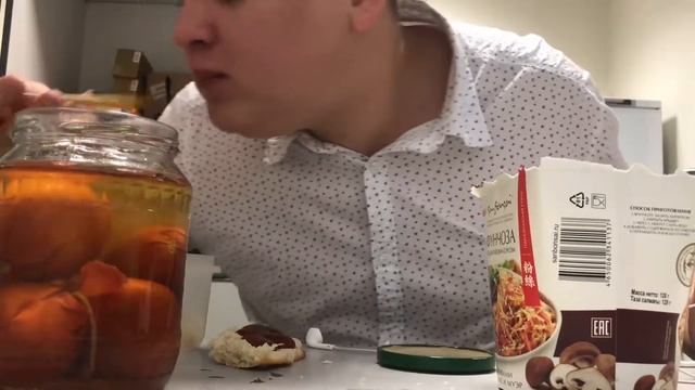 Фунчоза маринованные помидоры итинг АСМР eating ASMR смотреть онлайн