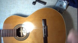 Как поменять струны на классической гитаре.