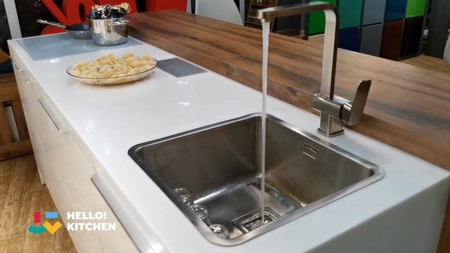 Обзор витринного образца кухни Alvic с островом в Hello Kitchen Москва смотреть онлайн