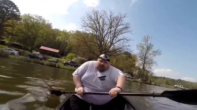 Толстый мужик в каноэ пытается проплыть хоть два метра)))))) смотреть онлайн