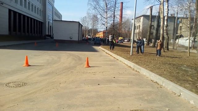 обратите внимание на развал у такси. +красная фабия смотреть онлайн