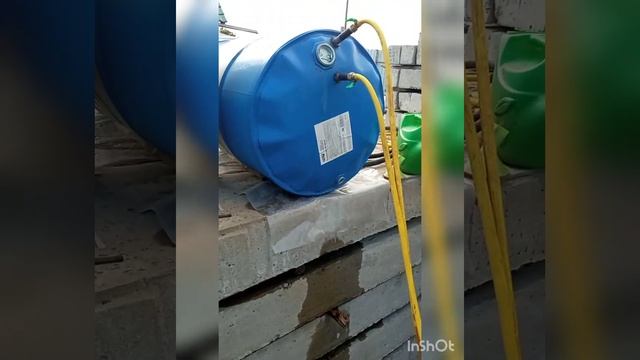 Как нагреть воду от Солнца, при помощи бочки, для полива распылителем под давлением. смотреть онлайн