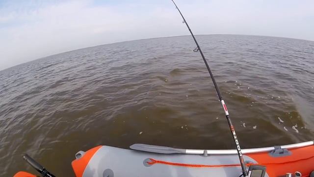 Рыбалка с батей. Гоняем окуней на Ильмене. Обрыбили мою новую лодку. Larva от Fanatik решает. смотреть онлайн