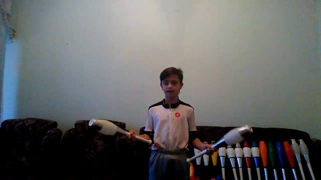 Как жонглировать 2-мя булавами смотреть онлайн