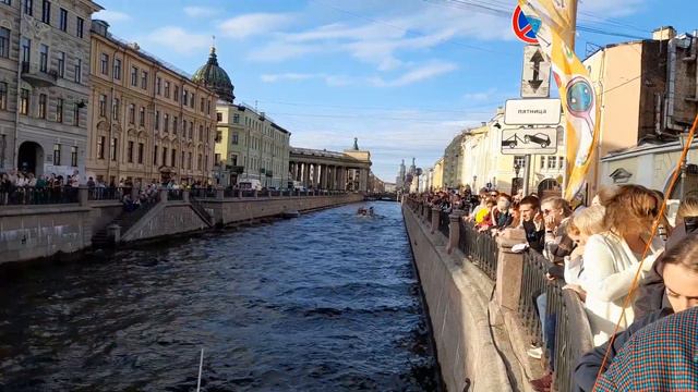 Сегодня вечером на Банковском мосту в Санкт-Петербурге (с золотокрылыми львами) смотреть онлайн