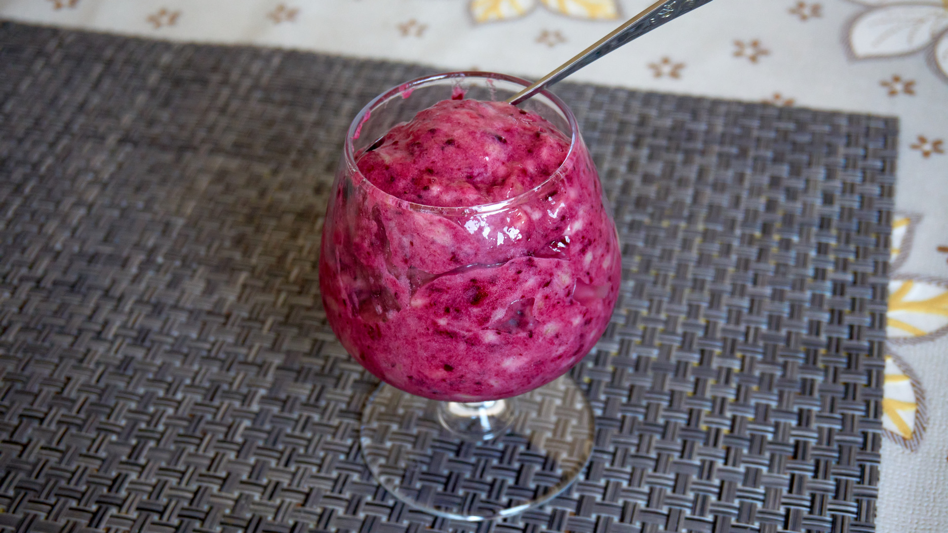 Мороженое из банана с черникой смотреть онлайн