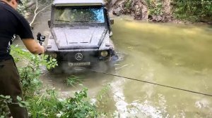 Mercedes-Benz G-Класс месит грязь в пруду, Бездорожье.