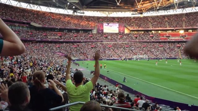 Crowd wave at Wembley Stadium - women's football final game смотреть онлайн
