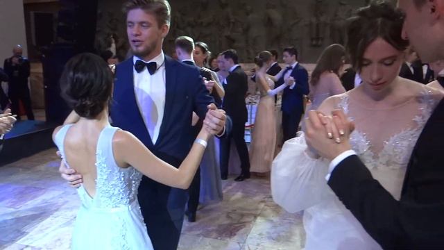 Гости и дебютанты танцуют на Первом в Санкт-Петербурге балу дебютантов