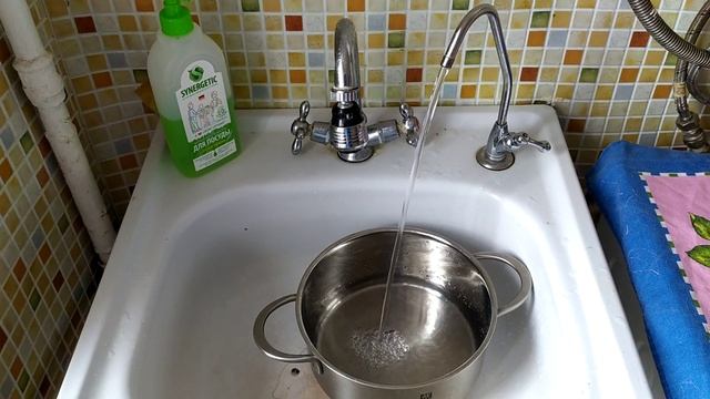 Как налить воду в кастрюлю. смотреть онлайн