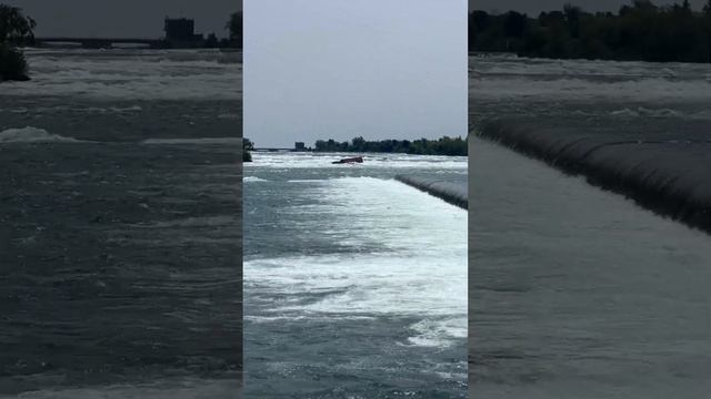 The Niagara River and Niagara Falls between USA & Canada смотреть онлайн