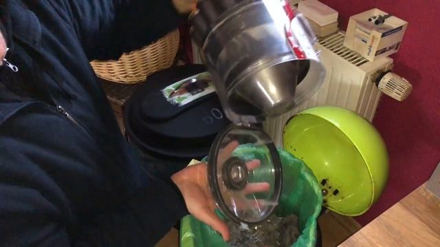 How to empty the dust compartment Dyson DC33c filter cleaning Dyson Ball Multifloor Canister Vacuum смотреть онлайн