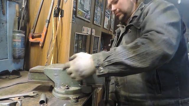 как Я в гаражных условиях с помощью молотка и тисков разобрал коленвал от ИЖ Юпитера смотреть онлайн