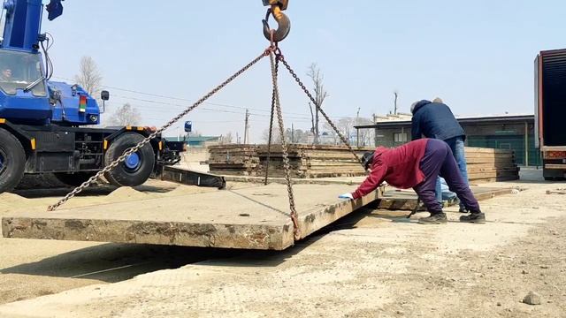 Укладка дорожных плит механизированным методом. Осуществлялась на СВХ ООО "Набаз", апрель 2022 г. смотреть онлайн