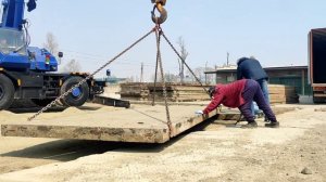Укладка дорожных плит механизированным методом. Осуществлялась на СВХ ООО «Набаз», апрель 2022 г.