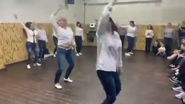 Феличита. Мамы танцуют. смотреть онлайн