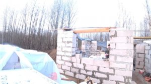 Начало устройства опалубки под заливку перемычек над оконными и дверными проемами.