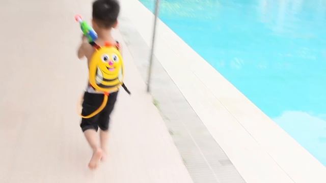 Cùng gia đình vui đùa bể bơi vào mùa hè nóng bức смотреть онлайн