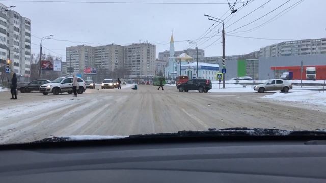 Tataristan Kazan'da karlı bir gün ve yolun hali смотреть онлайн