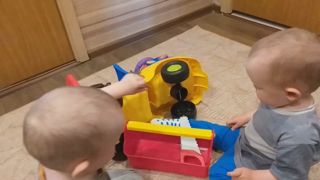 Двойняшки Артем и Егор играют в автомастерскую как Влад и Никита смотреть онлайн