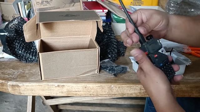 Baofeng/Platinum UV5R VHF/UHF Dual Band Walkie Talkie Unboxing смотреть онлайн
