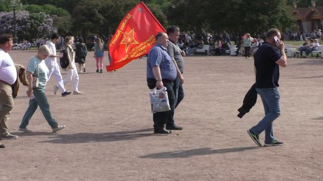 Красные флаги снова на Марсовом поле смотреть онлайн