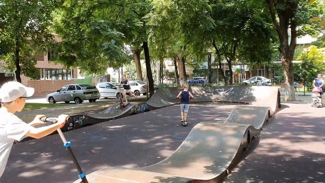 Алиса (старшая дочка) на самокате (обычном) тестирует новую горку смотреть онлайн