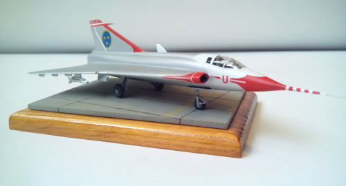 Осмотр модели SAAB J35 VEB Plasticart