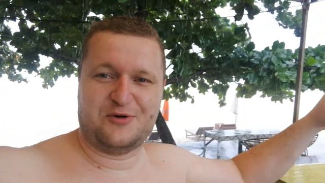 Купаться под дождём в Камбодже очень круто смотреть онлайн