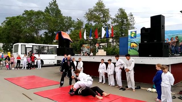 Выступление СК Спарта на день молодежи в селе В-Александровское ,май 2018 г. смотреть онлайн