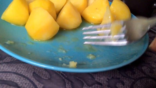 Ребенок сам ест картошку