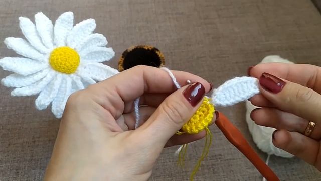 Вязаная крючком ромашка в горшке. Цветы крючком. Вязаные цветы в горшке. смотреть онлайн