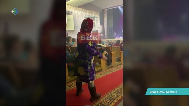 Диско-бабушка вновь отличилась зажигательным танцем, за который получила подарок смотреть онлайн