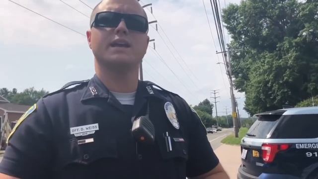 (Stupid) Officer doesn’t know the law! Woman puts him in check, eloquently. смотреть онлайн