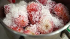 Остатки замороженной клубники - в дело! Клубничное варенье.