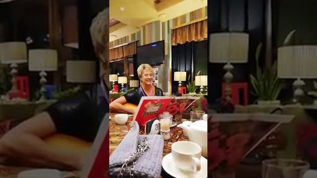 ПОД ГИТАРУ,Спела от души ."ЕСТЬ ТАКОЙ ВОЗРАСТ КОГДА ТЕБЕ ЗА 50" на встрече с одногруппниками смотреть онлайн